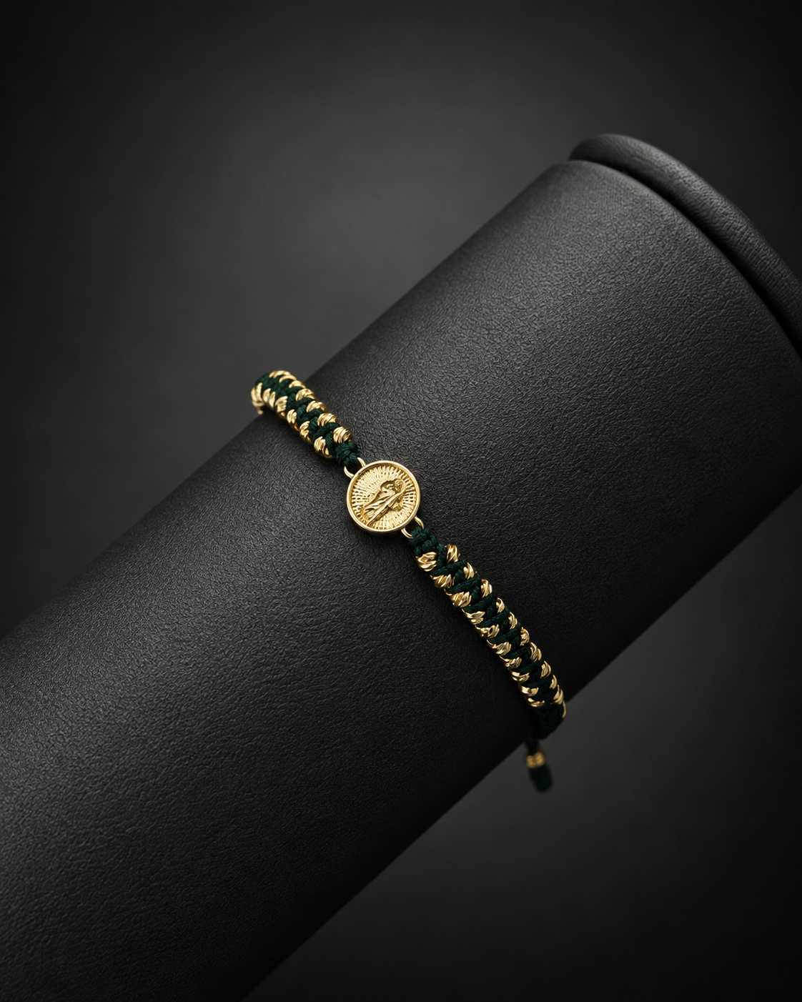 Pulsera tejida verde y medalla